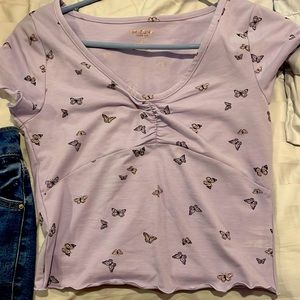This shirt is a size small, it’s lavender prurple and it’s from andizona jean co